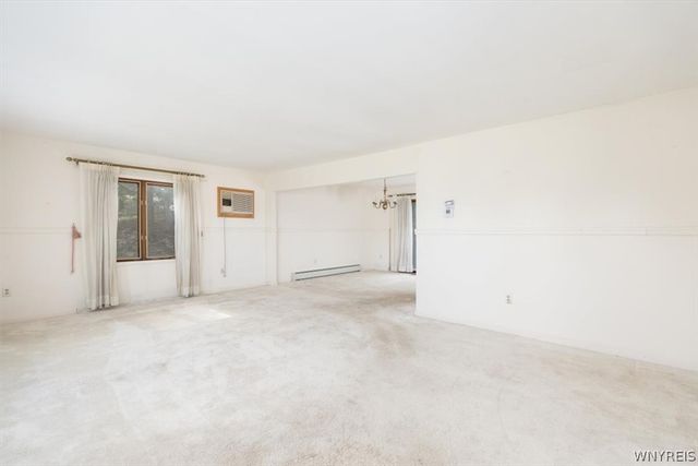 4528 Candlewood Dr, Lockport Town, NY 14094