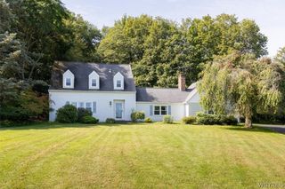 4528 Candlewood Dr, Lockport Town, NY 14094