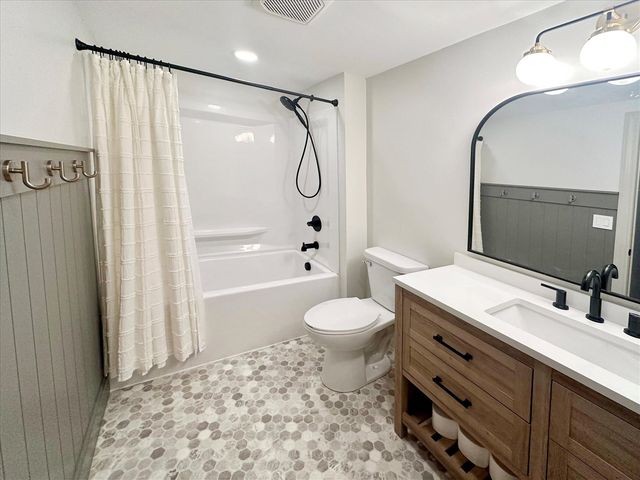 70070 2nd Avenue, South Haven, MI 49090