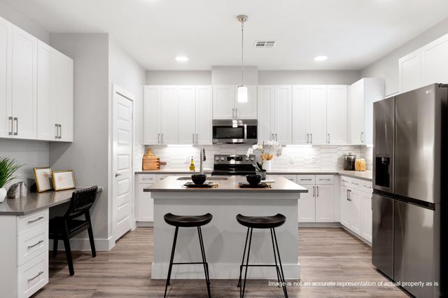 28325-404 Birnham Woods Drive, Spring, TX 77386