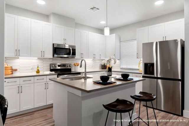 28325-404 Birnham Woods Drive, Spring, TX 77386