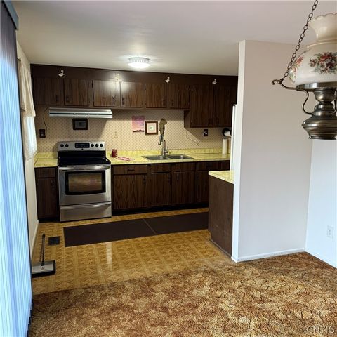 4306 Amblewood Lane, Clay, NY 13041