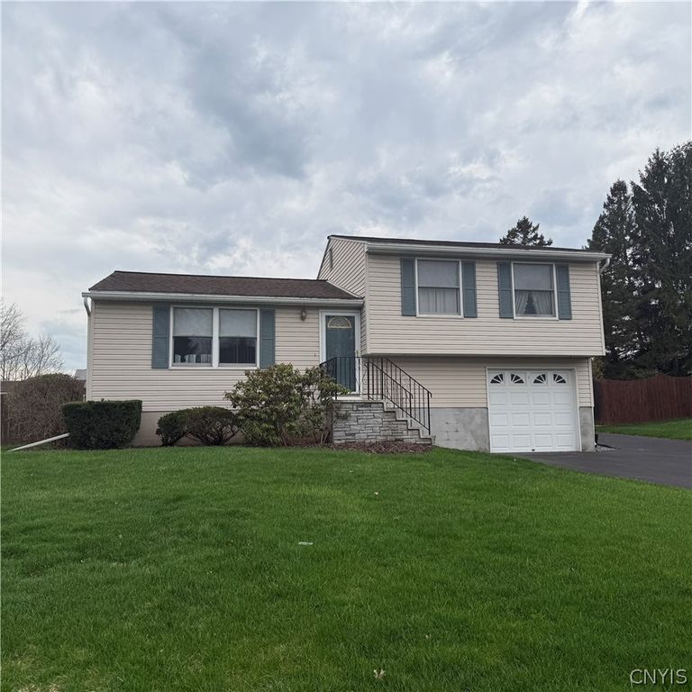 4306 Amblewood Lane, Clay, NY 13041