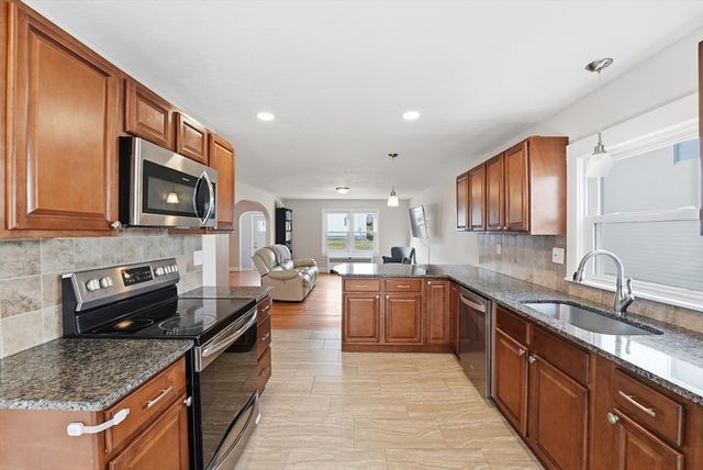 38 White St, Chicopee, MA 01013