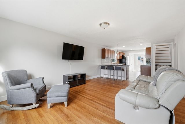 38 White St, Chicopee, MA 01013