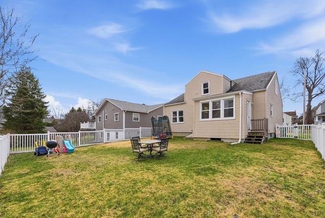 38 White St, Chicopee, MA 01013