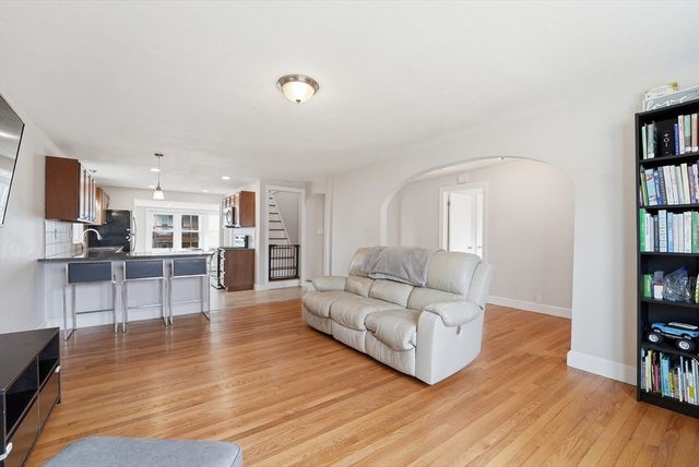 38 White St, Chicopee, MA 01013