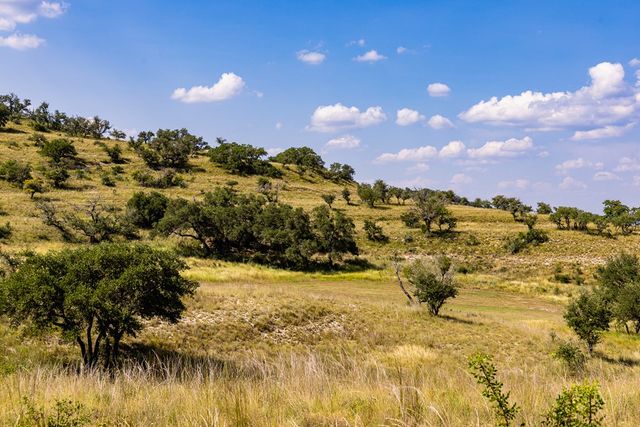 945 Elm Pass Rd, Center Point, TX 78010