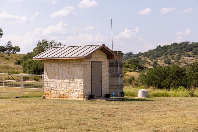 945 Elm Pass Rd, Center Point, TX 78010