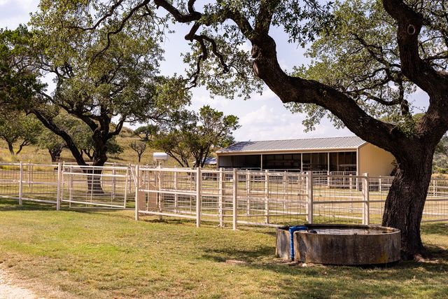 945 Elm Pass Rd, Center Point, TX 78010