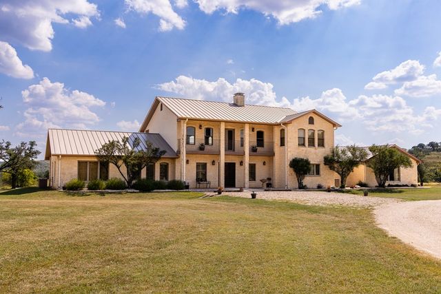 945 Elm Pass Rd, Center Point, TX 78010