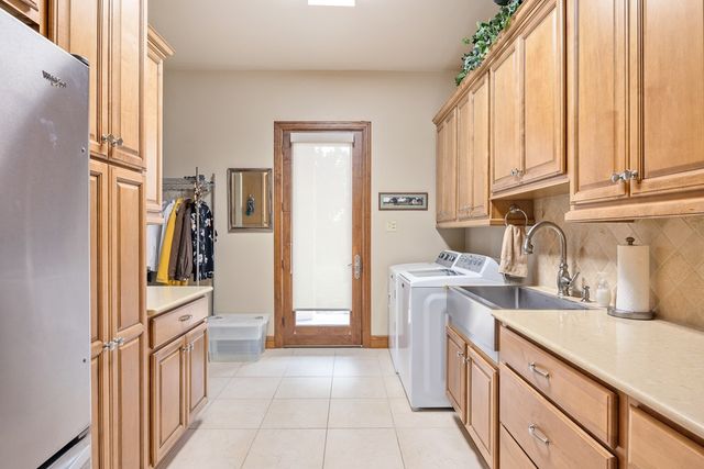 945 Elm Pass Rd, Center Point, TX 78010
