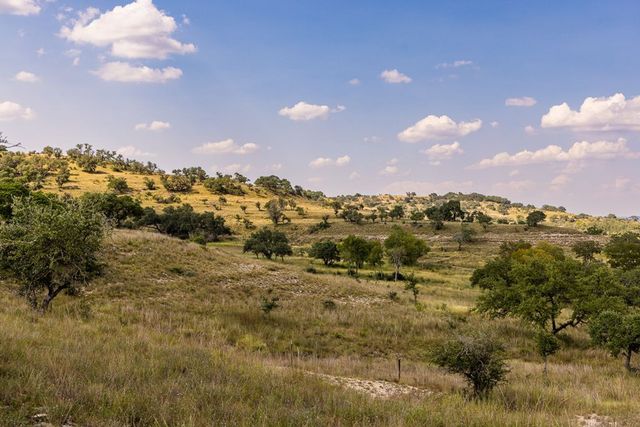 945 Elm Pass Rd, Center Point, TX 78010