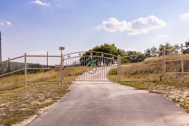 945 Elm Pass Rd, Center Point, TX 78010