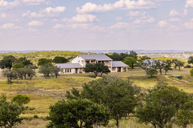945 Elm Pass Rd, Center Point, TX 78010