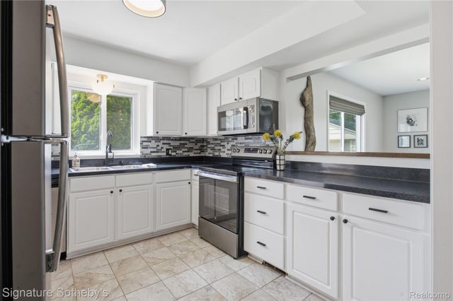 16908 Dunblaine Avenue, Beverly Hills Village, MI 48025