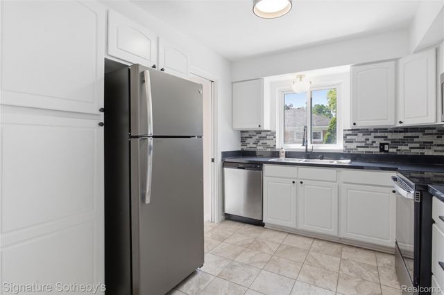 16908 Dunblaine Avenue, Beverly Hills Village, MI 48025
