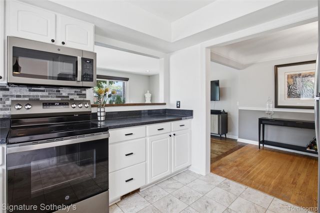 16908 Dunblaine Avenue, Beverly Hills Village, MI 48025