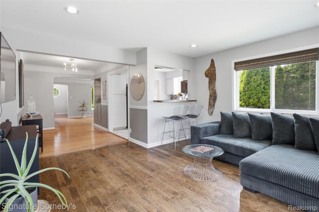 16908 Dunblaine Avenue, Beverly Hills Village, MI 48025