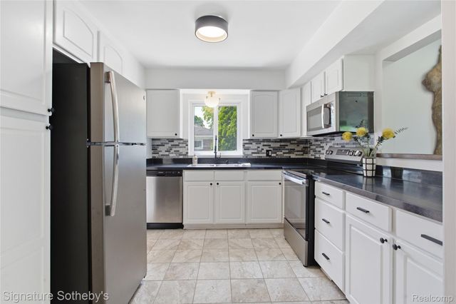 16908 Dunblaine Avenue, Beverly Hills Village, MI 48025