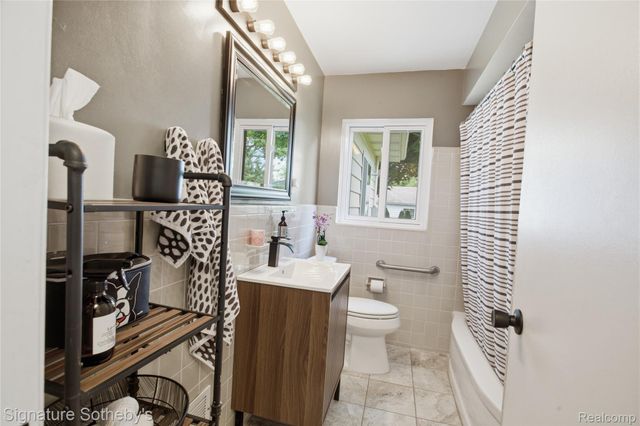 16908 Dunblaine Avenue, Beverly Hills Village, MI 48025