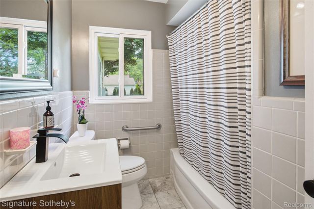 16908 Dunblaine Avenue, Beverly Hills Village, MI 48025