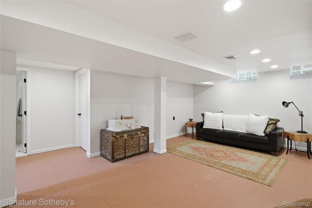 16908 Dunblaine Avenue, Beverly Hills Village, MI 48025