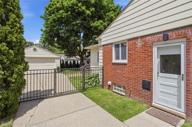 16908 Dunblaine Avenue, Beverly Hills Village, MI 48025