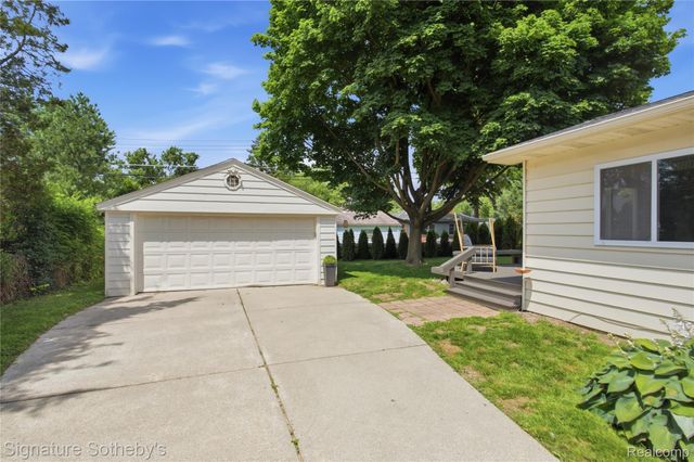 16908 Dunblaine Avenue, Beverly Hills Village, MI 48025