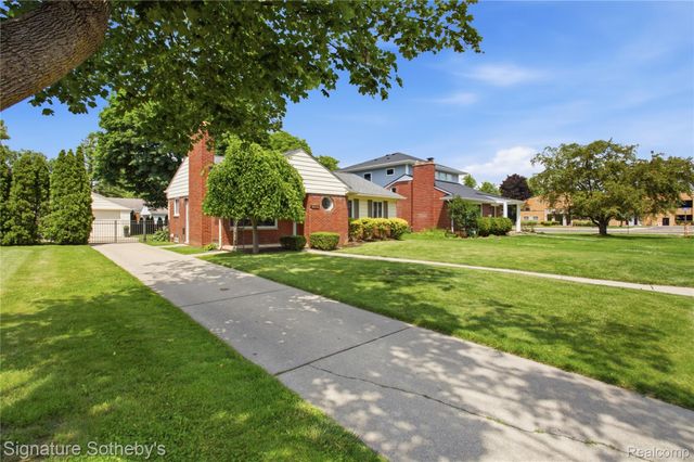 16908 Dunblaine Avenue, Beverly Hills Village, MI 48025