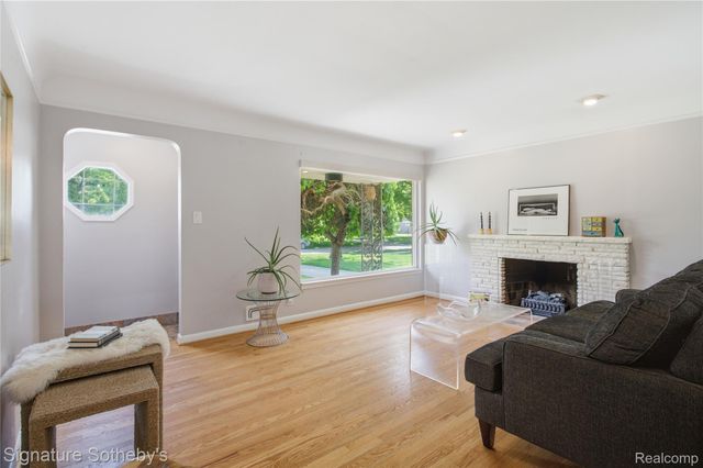 16908 Dunblaine Avenue, Beverly Hills Village, MI 48025