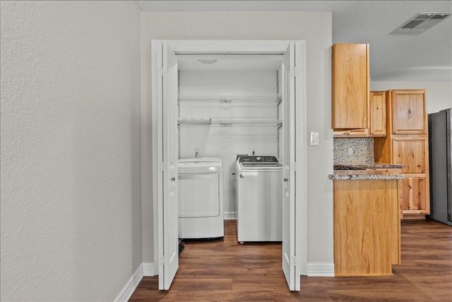 120 N Illinois Avenue, League City, TX 77573