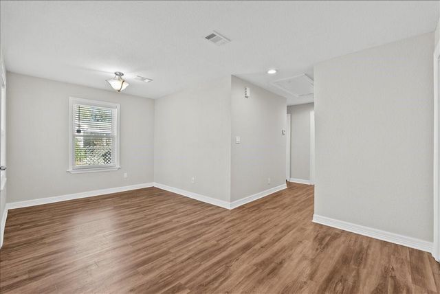 120 N Illinois Avenue, League City, TX 77573