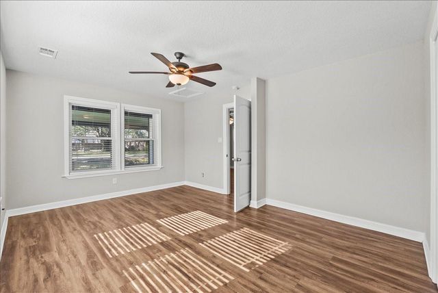 120 N Illinois Avenue, League City, TX 77573