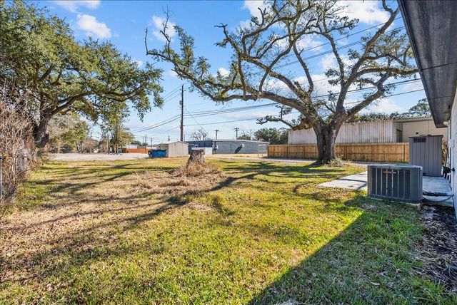 120 N Illinois Avenue, League City, TX 77573