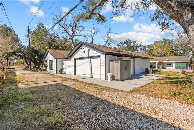 120 N Illinois Avenue, League City, TX 77573