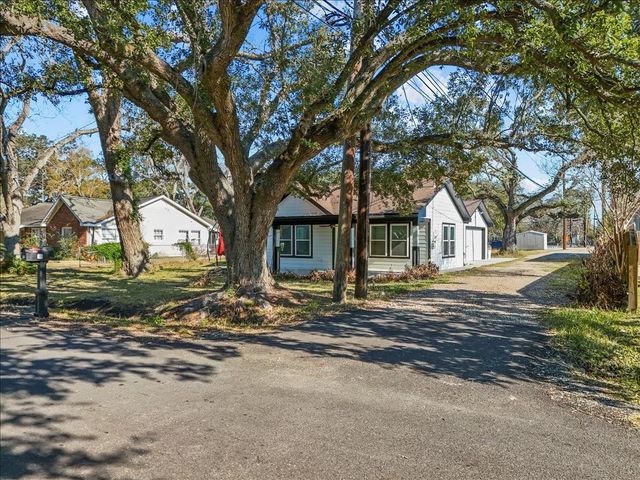 120 N Illinois Avenue, League City, TX 77573