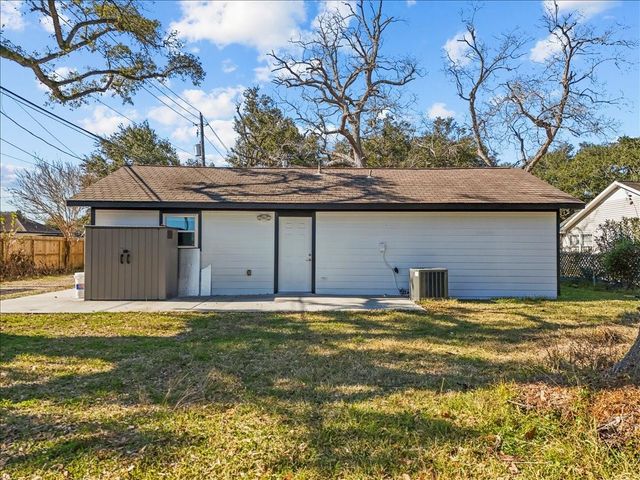 120 N Illinois Avenue, League City, TX 77573