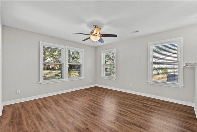 120 N Illinois Avenue, League City, TX 77573