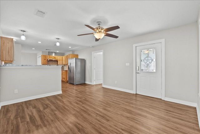 120 N Illinois Avenue, League City, TX 77573