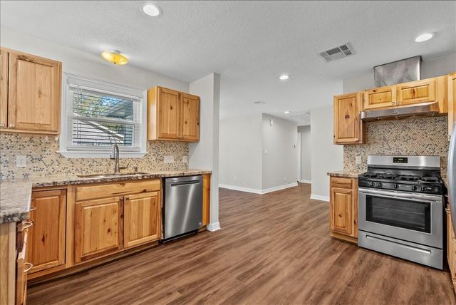 120 N Illinois Avenue, League City, TX 77573