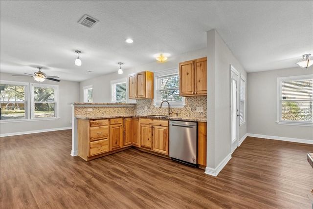 120 N Illinois Avenue, League City, TX 77573