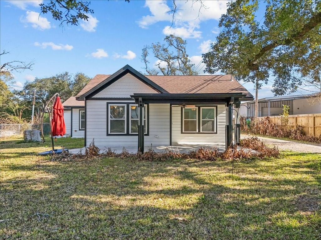 120 N Illinois Avenue, League City, TX 77573