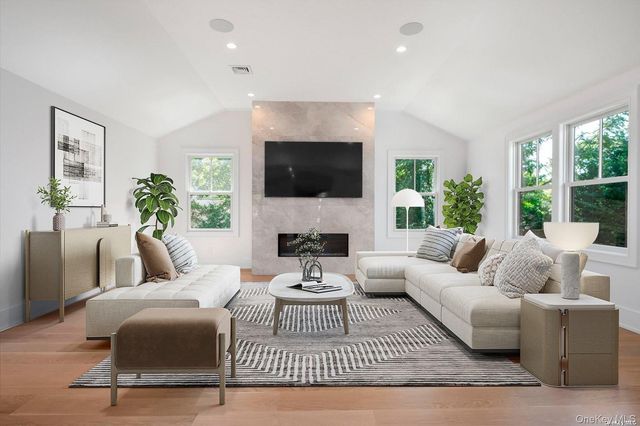 40 Hewlett Lane, Port Washington, NY 11050