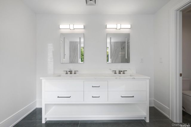 40 Hewlett Lane, Port Washington, NY 11050