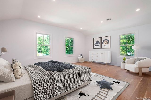 40 Hewlett Lane, Port Washington, NY 11050