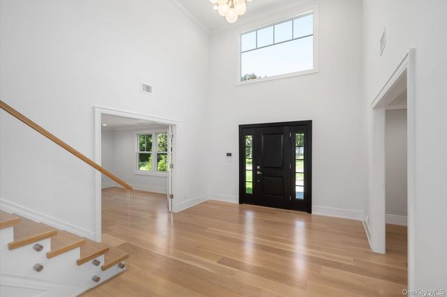 40 Hewlett Lane, Port Washington, NY 11050