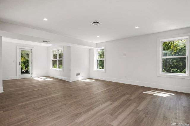 40 Hewlett Lane, Port Washington, NY 11050