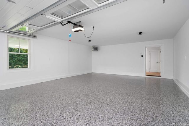 40 Hewlett Lane, Port Washington, NY 11050