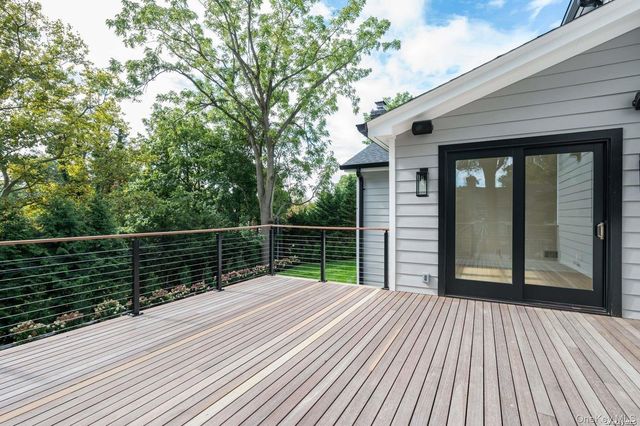 40 Hewlett Lane, Port Washington, NY 11050